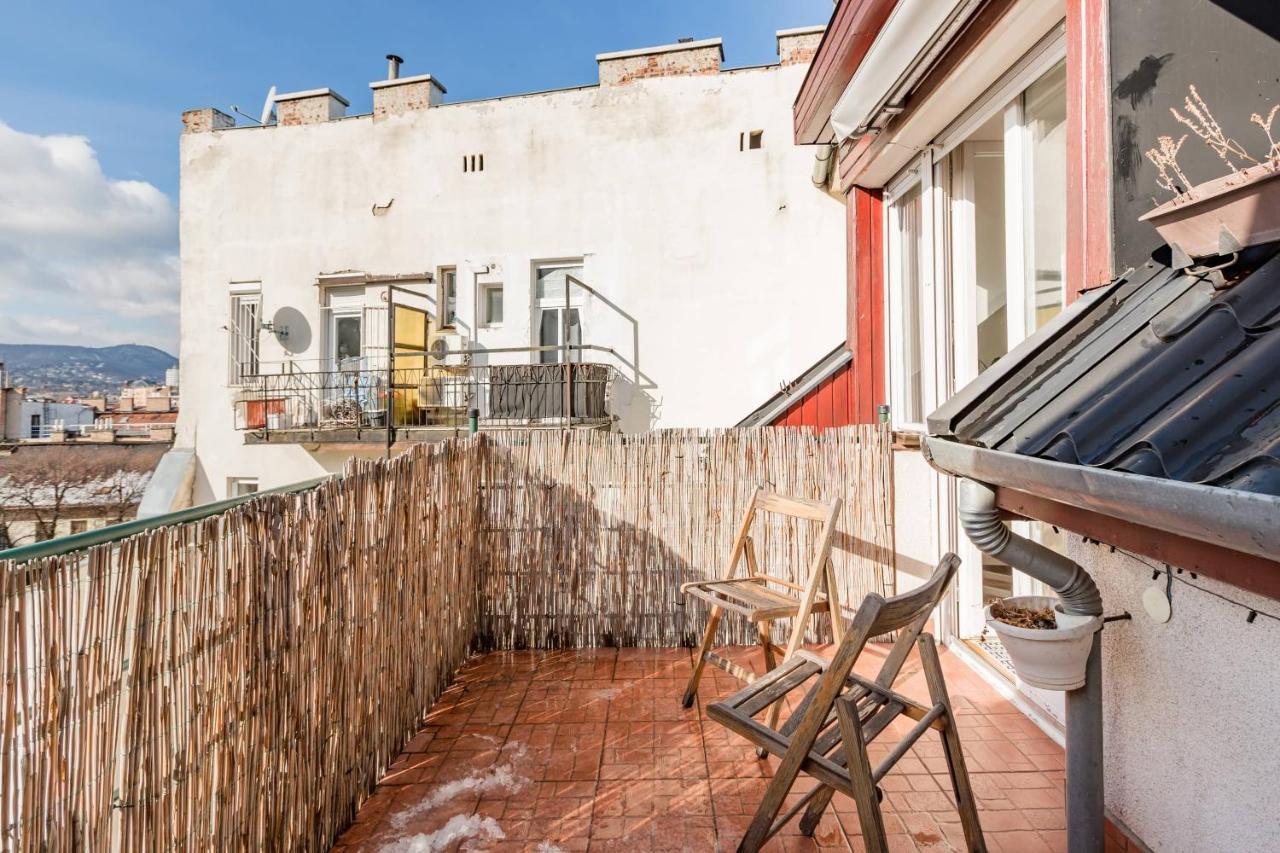 Relax Into Loft Living At A Light-Filled City Escape Budapest Luaran gambar