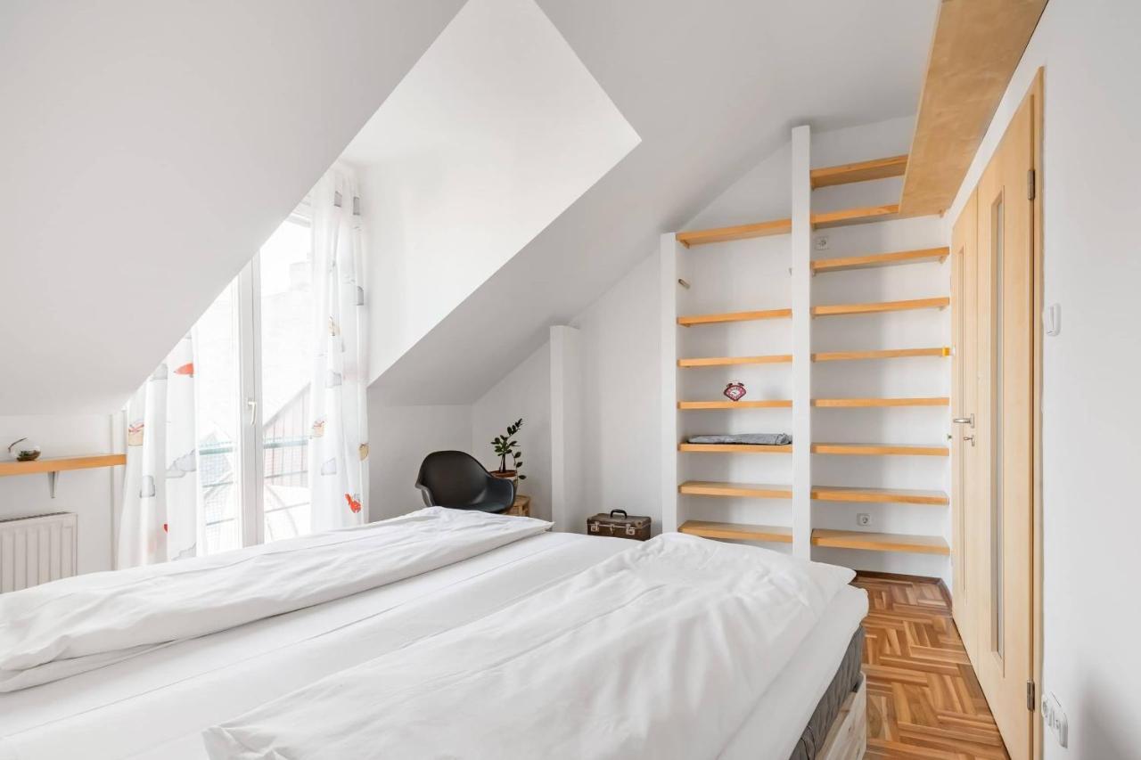Relax Into Loft Living At A Light-Filled City Escape Budapest Luaran gambar