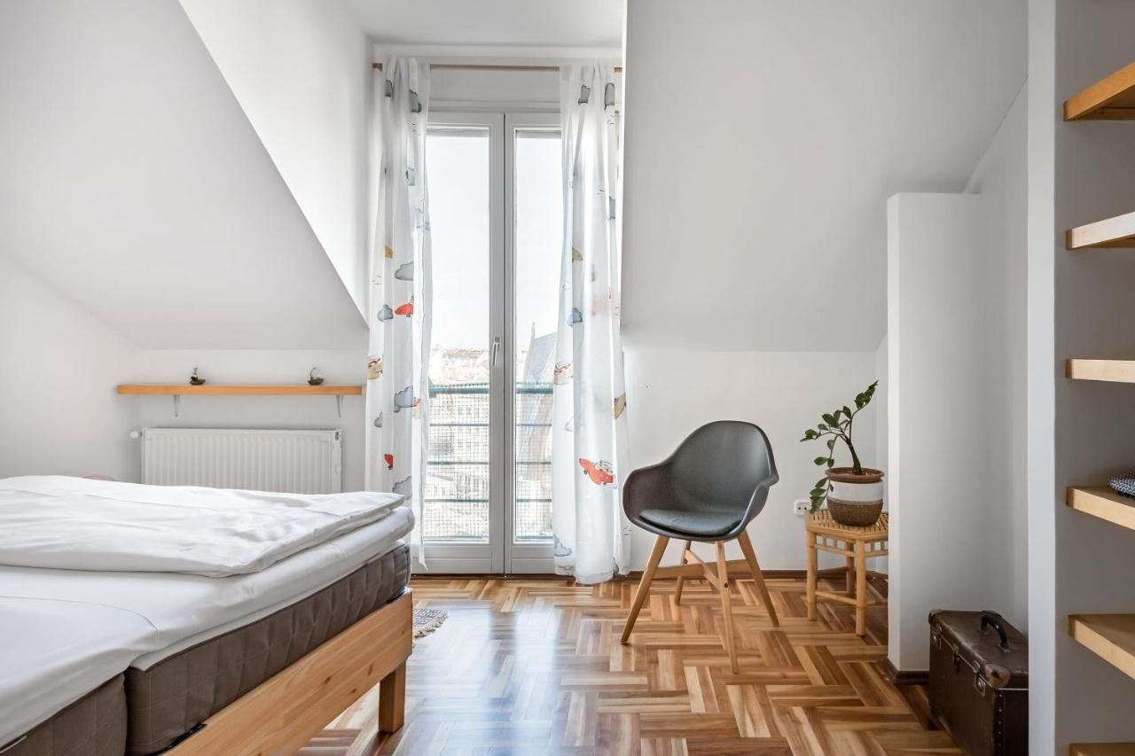Relax Into Loft Living At A Light-Filled City Escape Budapest Luaran gambar