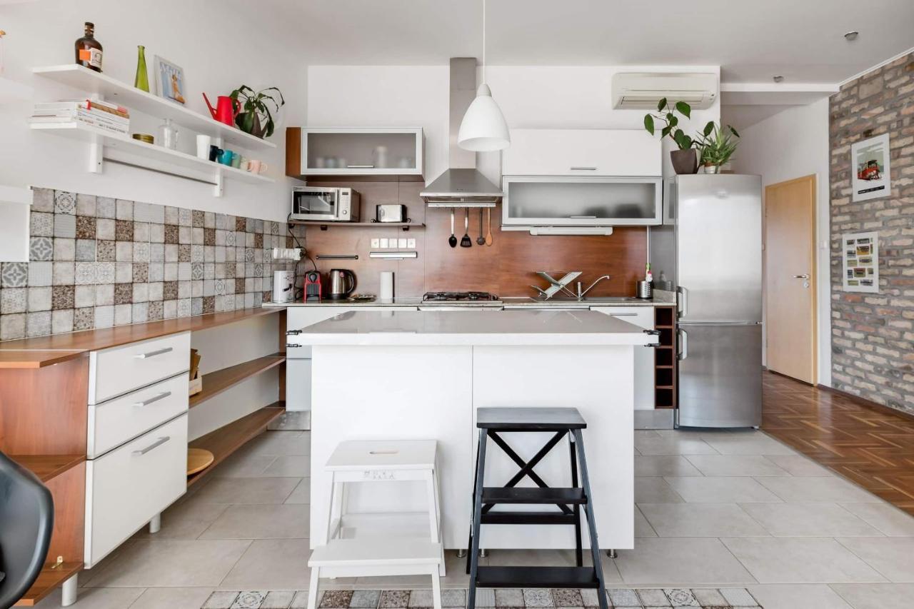 Relax Into Loft Living At A Light-Filled City Escape Budapest Luaran gambar